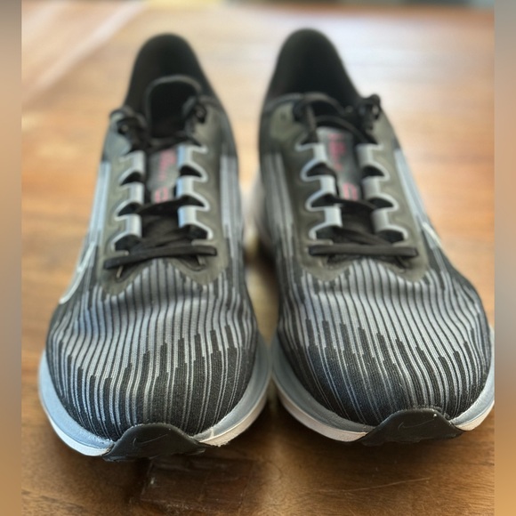 Like New Nike Air Windflo 09 Running Shoe - Picture 2 of 10